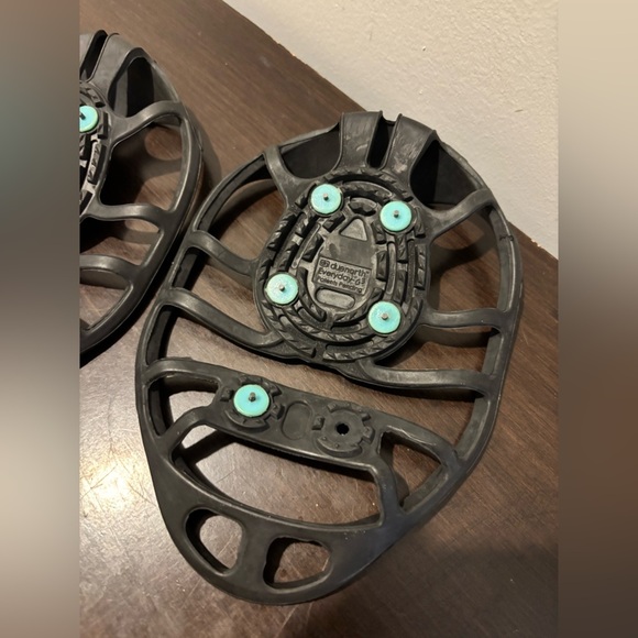 Due North Everyday G3 Traction grips Small-Medium - Picture 2 of 4